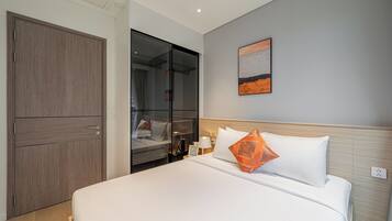 Chambre de base, vue sur la ville | Coffre-fort pour ordinateur portable, bureau