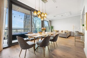 In-room dining - 3BR Direct Access to Dubai Mall (Dubai)