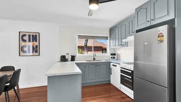 Fridge, oven, stovetop, dishwasher