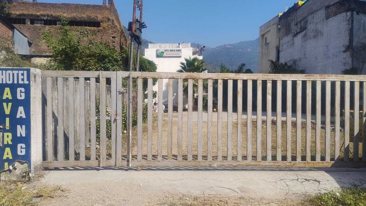 Ein hölzernes Tor mit einem Schild für 'Hotel Availing'.
