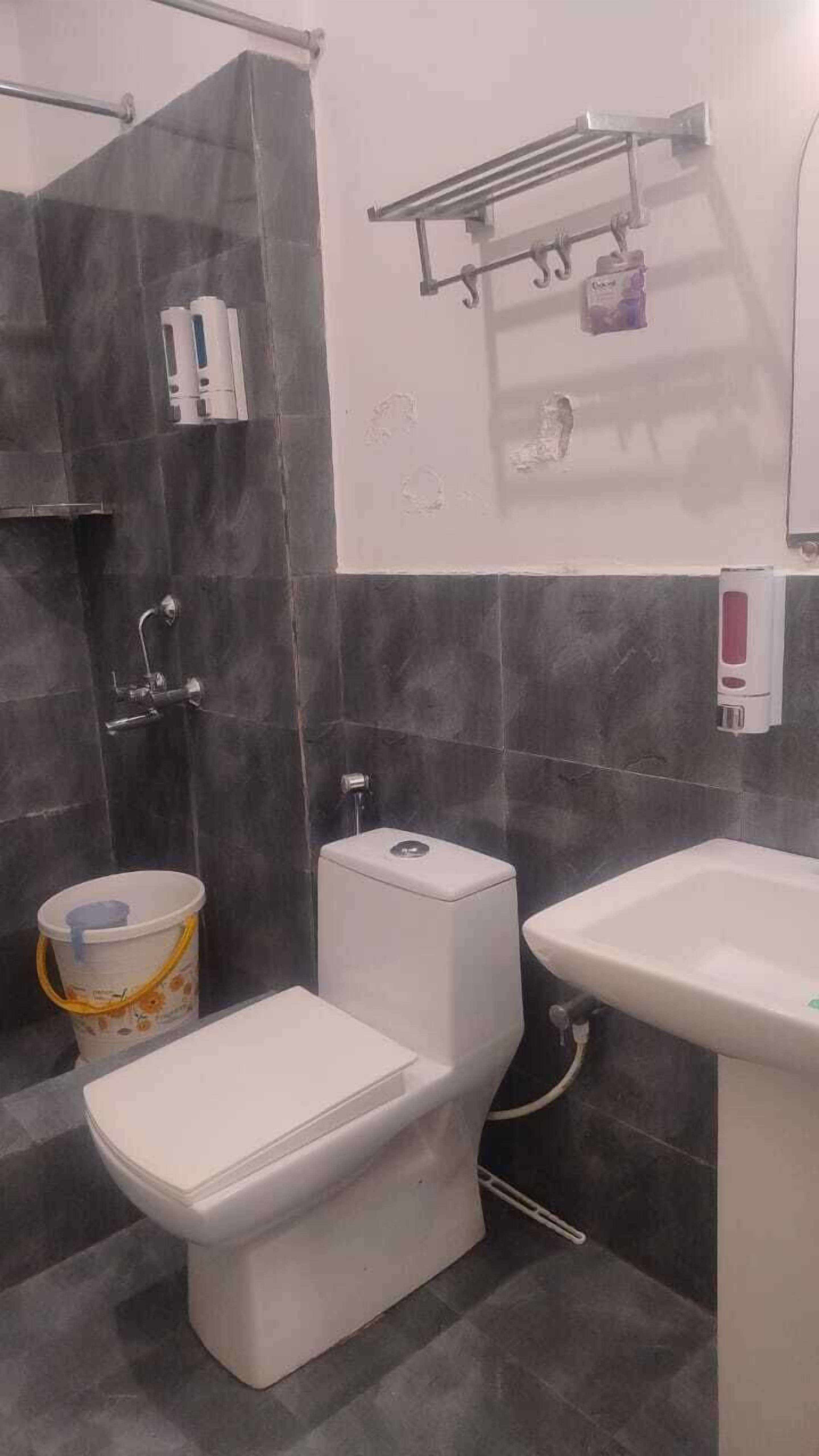 Un bagno con il water, un bidet e un lavandino.