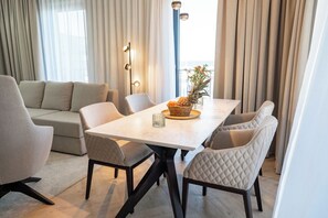 Un comedor moderno con una mesa, sillas y un centro decorativo.