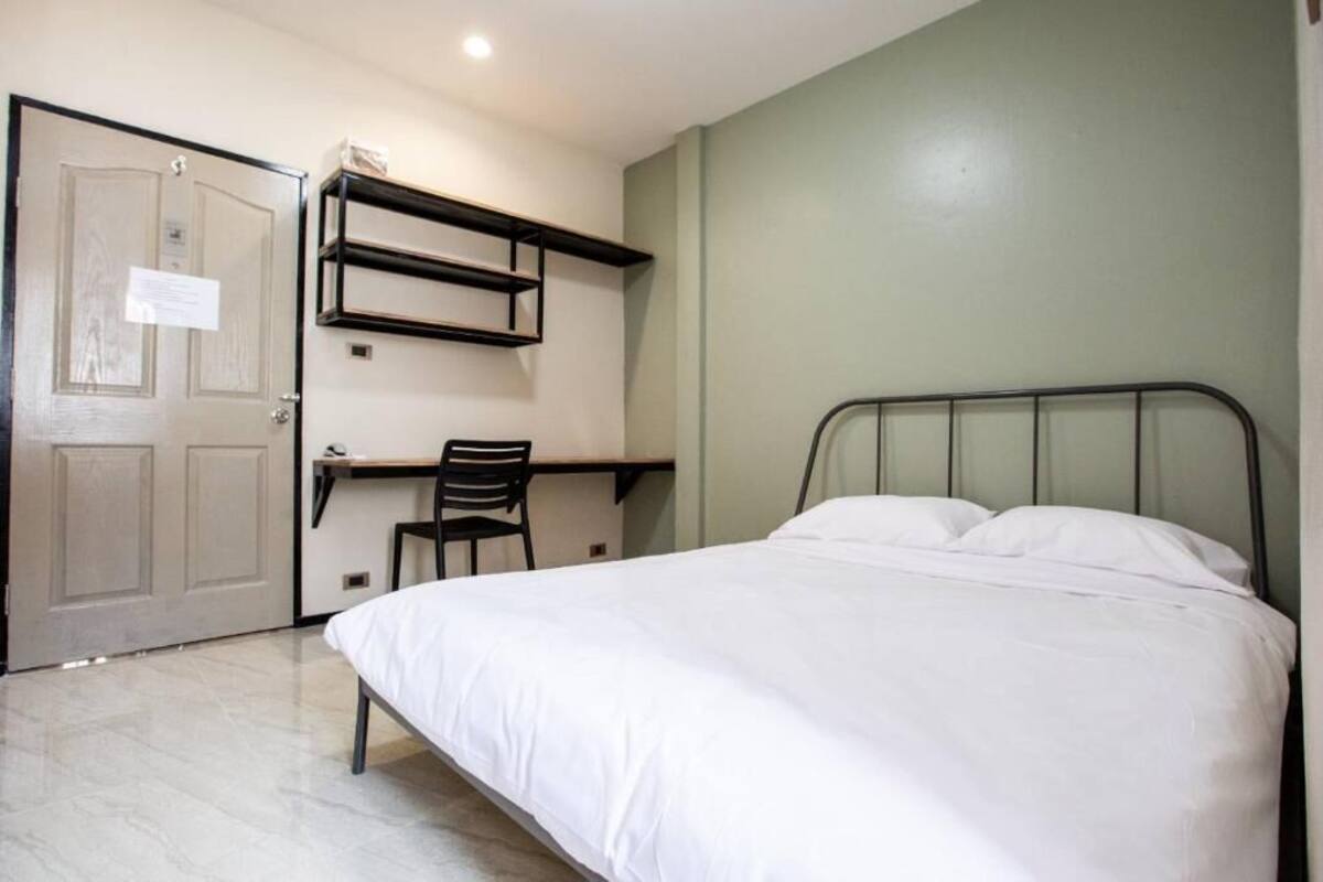 Standard Double Room | Desk, WiFi (free)