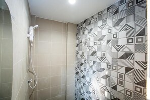 Ducha, artículos de tocador gratuitos, secador de pelo, toallas