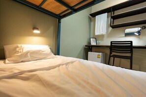 Desk, free WiFi - Kaelyn Cozy Living (Bangkok)