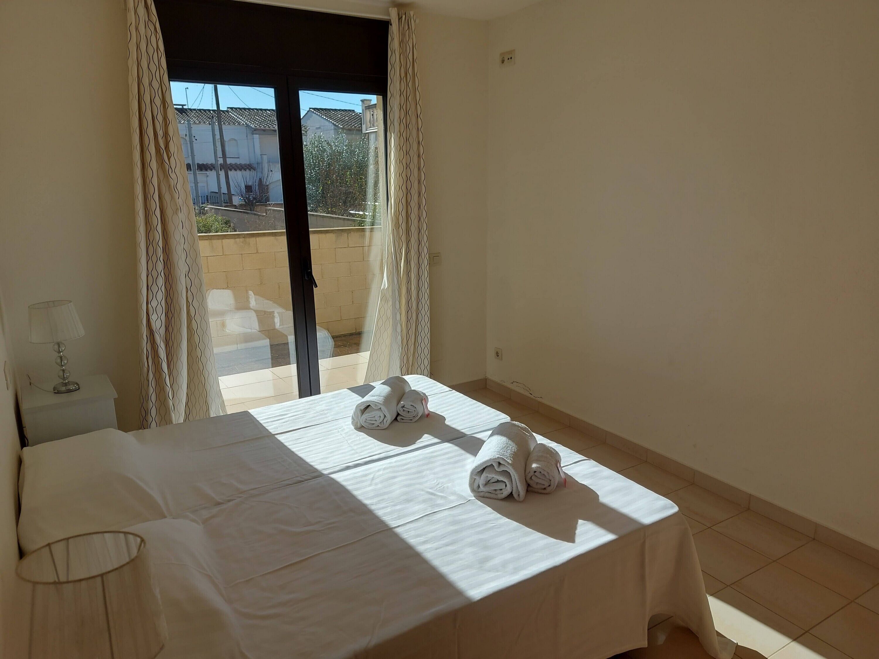 Cuna de viaje, wifi gratis, ropa de cama