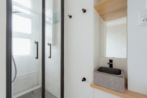 Shower, hair dryer, towels - Golden Sparrow, by Veeve (Paris)