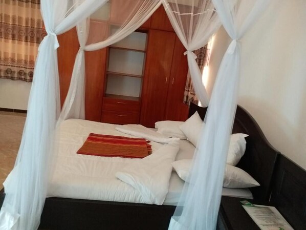 In-room safe, laptop workspace, free WiFi - Acactus Hotel (Kampala)