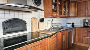 Jääkaappi, mikroaaltouuni, uuni, liesi