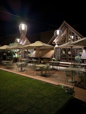 Outdoor dining - WeinZeit23 - Premium getaway at the Weegmüller winery (Neustadt an der Weinstraße)