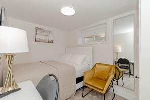5 bedrooms, iron/ironing board, Internet, bed sheets - South Oakville Bliss Haven: Spacious 5 Bedroom Home with 2 Kitchens and Terrace (Oakville)