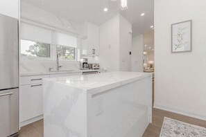 Four Ă micro-ondes, un four, surface de cuisson, lave-vaisselle