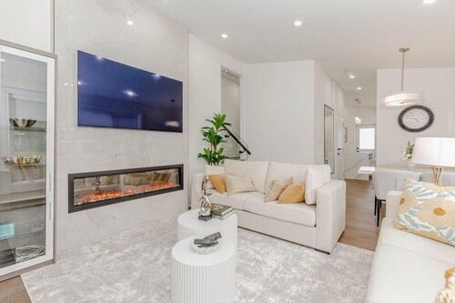 South Oakville Bliss Haven: Spacious 5 Bedroom Home with 2 Kitchens and Terrace