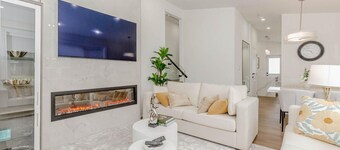 South Oakville Bliss Haven: Spacious 5 Bedroom Home with 2 Kitchens and Terrace