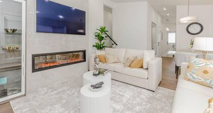 South Oakville Bliss Haven: Spacious 5 Bedroom Home with 2 Kitchens and Terrace