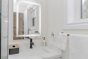 Hair dryer, towels, soap, toilet paper - South Oakville Bliss Haven: Spacious 5 Bedroom Home with 2 Kitchens and Terrace (Oakville)