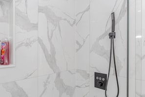 Secadora de cabello, toallas, jabón, papel de baño 