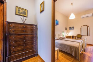 Twin Room 3 with shared bathroom with Room 4 | Bàn, khu vực làm việc phù hợp cho laptop 