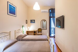 Twin Room 3 with shared bathroom with Room 4 - Relax in Centro (Naples)