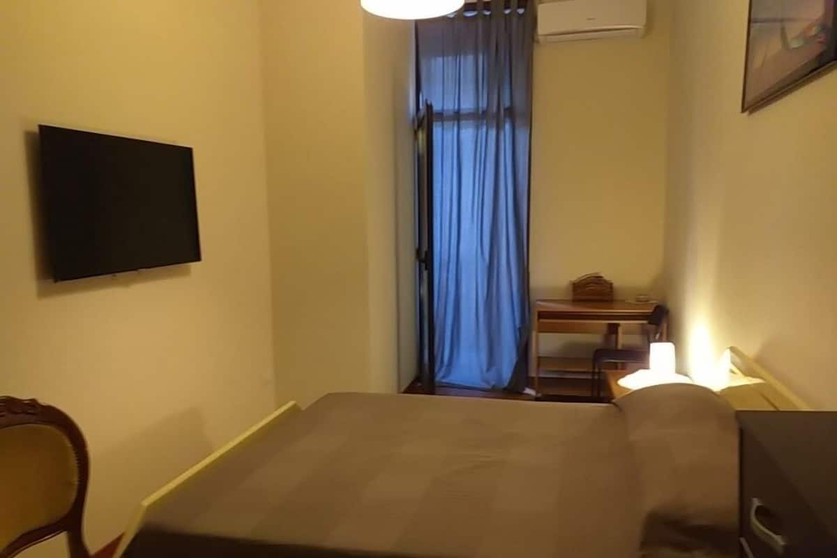 Habitación con 1 cama matrimonial o 2 individuales | Escritorio, espacio para trabajar con laptop y wifi gratis