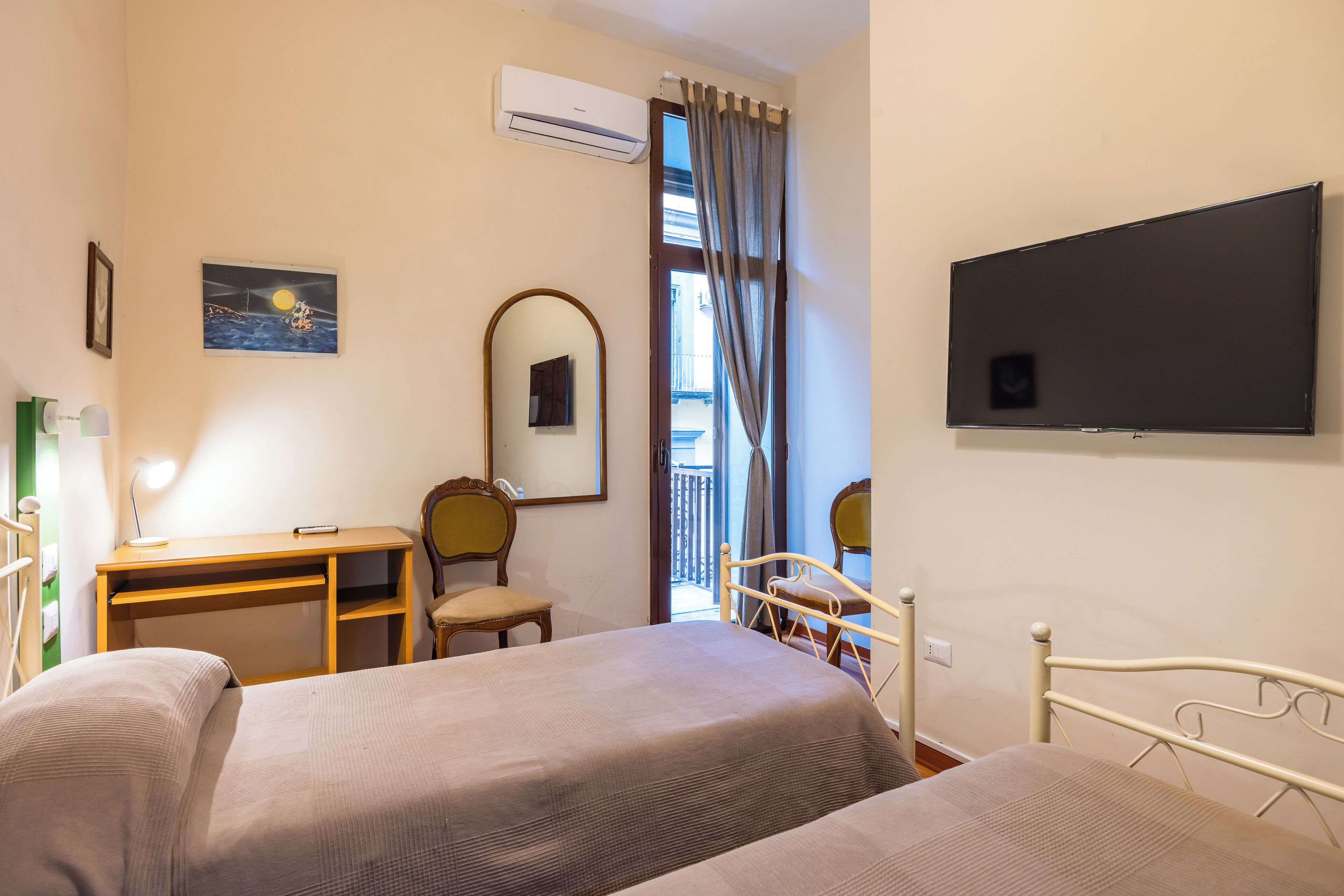 Twin Room 3 with shared bathroom with Room 4 | Desk, laptop workspace, free WiFi