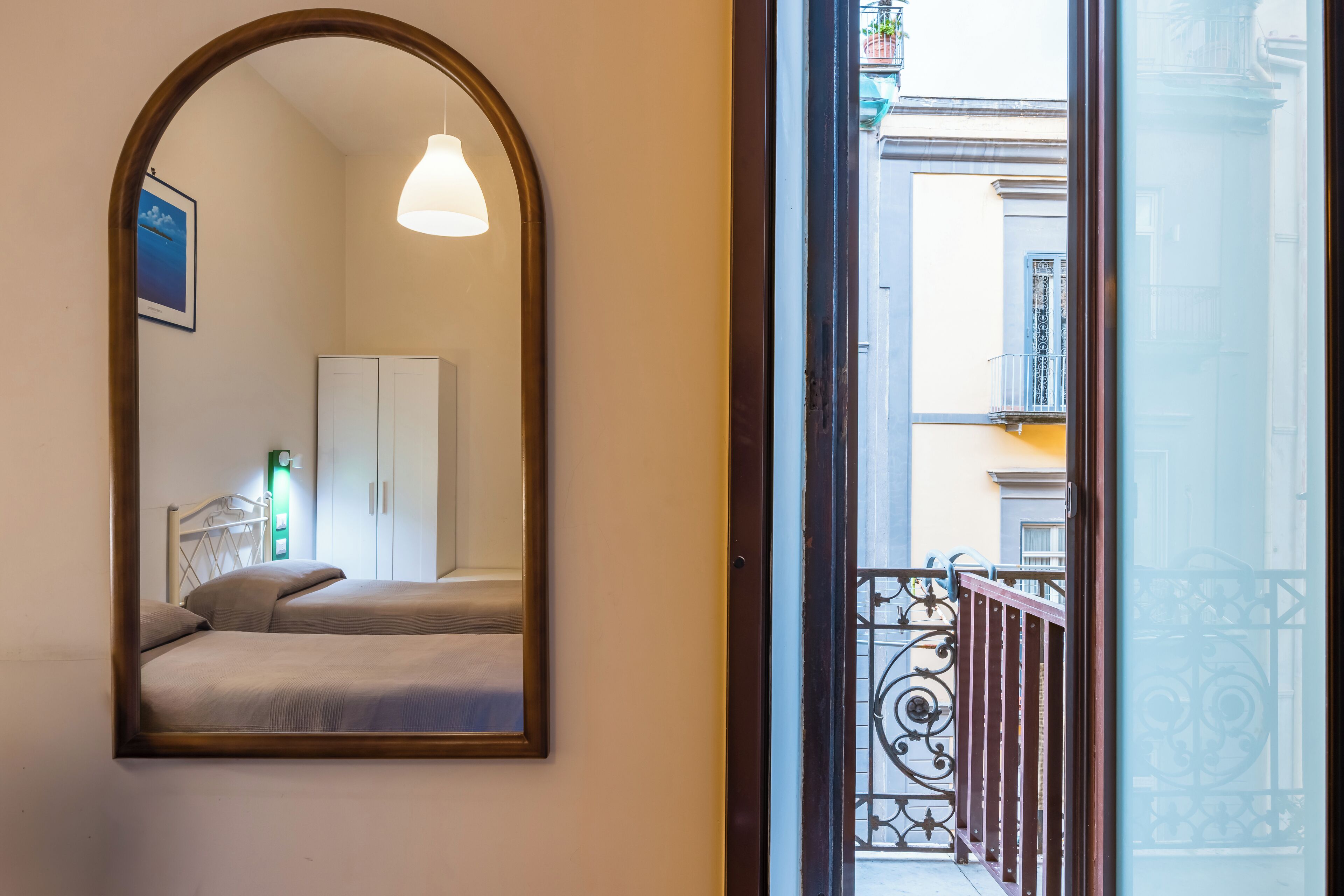 Escritorio, espacio para trabajar con laptop y wifi gratis 