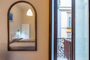 Twin Room 3 with shared bathroom with Room 4 | Bàn, khu vực làm việc phù hợp cho laptop 