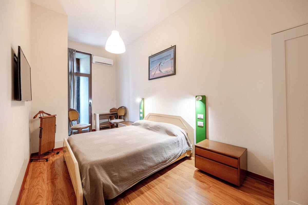 Room No. 4. Double bed with shared bathroom with Room No. 3 | 書桌、手提電腦工作空間、免費 Wi-Fi