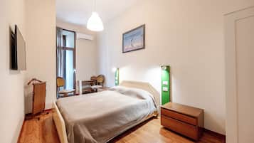 Escritorio, espacio para trabajar con laptop y wifi gratis