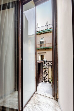 Room No. 4. Double bed with shared bathroom with Room No. 3 | Bàn, khu vực làm việc phù hợp cho laptop 