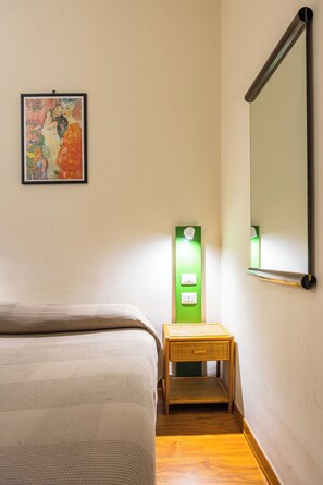 Single room 1 with double bed and shared bathroom with room 2 | デスク、ノートパソコン用作業スペース、WiFi (無料)