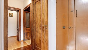 A hallway with wooden doors, one of which is open, revealing another room. - Relax in Centro (Naples)