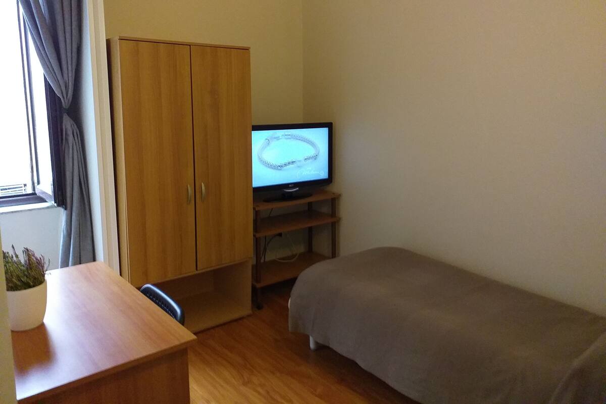 Room 2, single with shared bathroom with room no. 1 | 書桌、手提電腦工作空間、免費 Wi-Fi