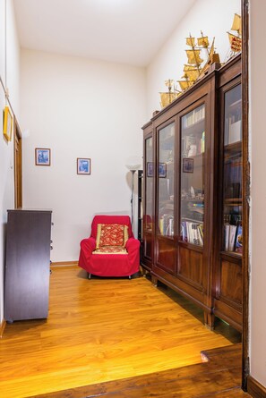 Single room 1 with double bed and shared bathroom with room 2 | Khu phòng khách | TV 
