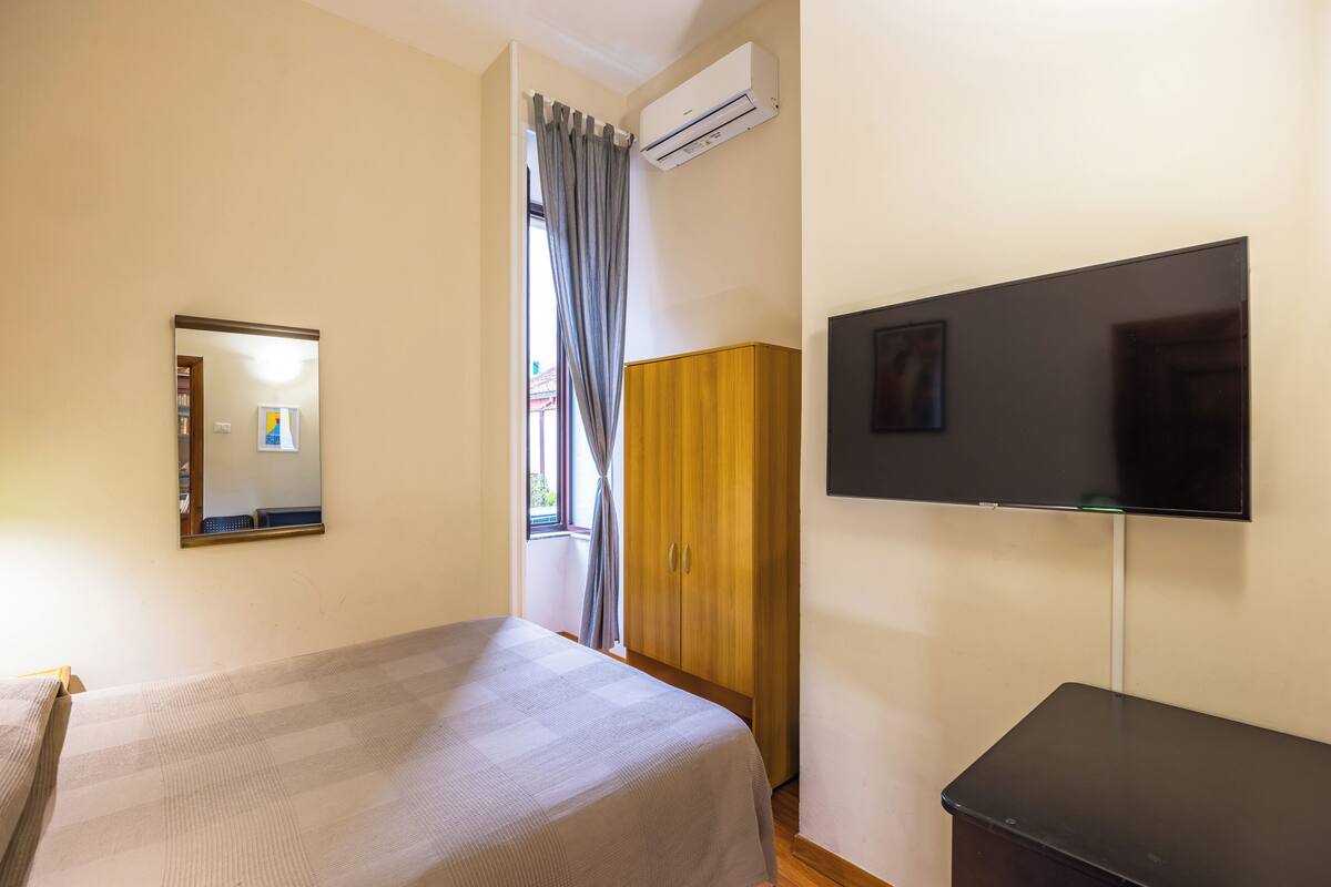 Single room 1 with double bed and shared bathroom with room 2 | 書桌、手提電腦工作空間、免費 Wi-Fi