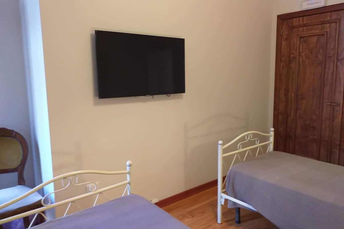 Habitación con 2 camas individuales | Escritorio, espacio para trabajar con laptop y wifi gratis