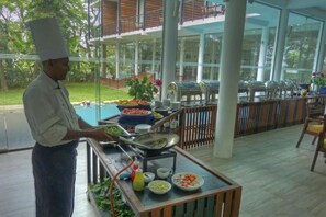 每日供應自助早餐 (每人 USD10)