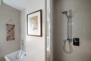 Bañera y ducha independientes, artículos de tocador gratuitos