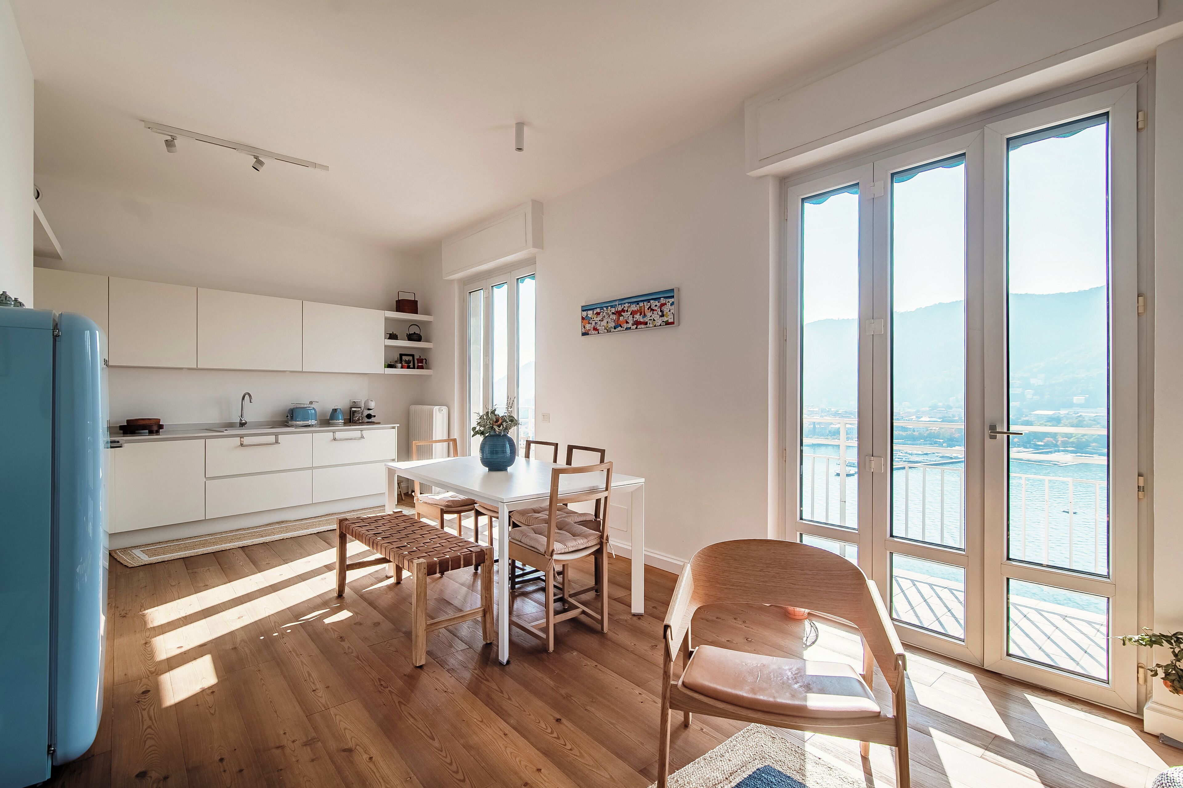 Leilighet, utsikt mot innsjø | Sengetøy av topp kvalitet, dundyner, strykejern/-brett og barnesenger