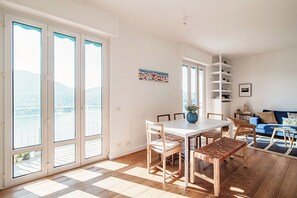 公寓, 湖景 | 高档床上用品、羽绒被、熨斗/熨衣板、婴儿床