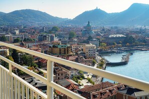 أغطية فراش متميزة وألحفة محشوة بالريش ومكواة/لوح كي وأسرّة أطفال/رضّع