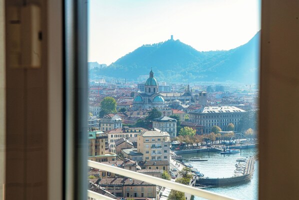 أغطية فراش متميزة وألحفة محشوة بالريش ومكواة/لوح كي وأسرّة أطفال/رضّع