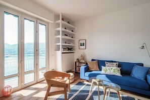 公寓, 湖景 | 高档床上用品、羽绒被、熨斗/熨衣板、婴儿床