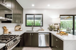 Een koelkast, een microgolfoven, een oven, een kookplaat