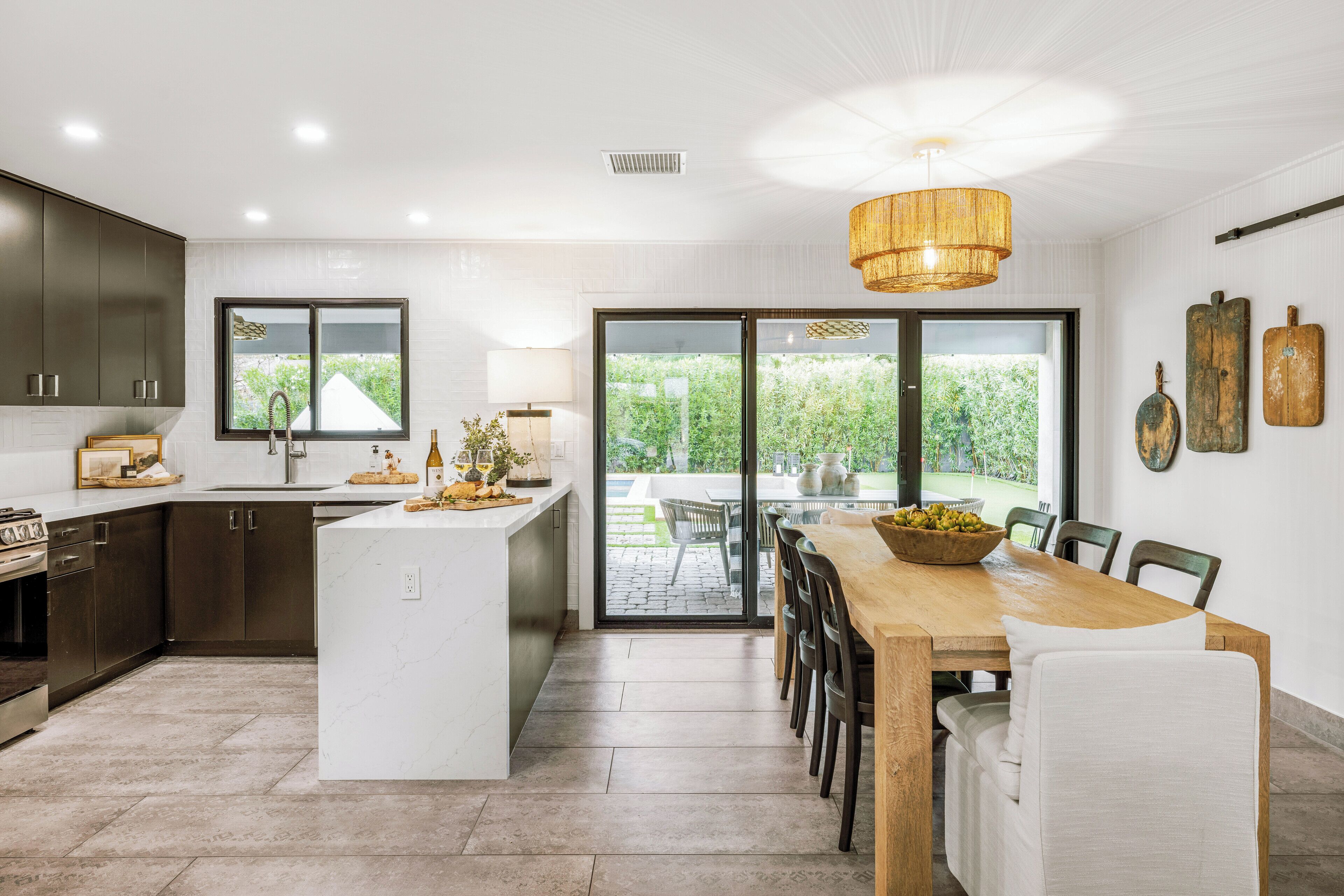 Fridge, microwave, oven, stovetop. Scottsdale RH-Style 4BR • 2 Masters • Private Sparkling Pool, Putting Green
