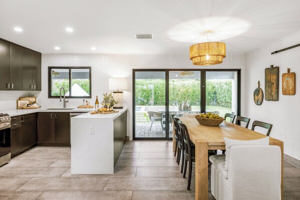 冷蔵庫、電子レンジ、オーブン、コンロ