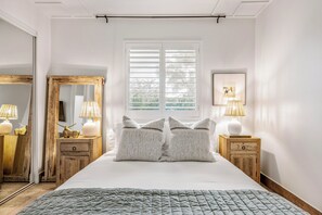 Een bureau, een strijkplank/strijkijzer, reisbedje, gratis wifi