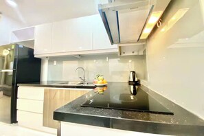 Presidential-sviitti, 2 makuuhuonetta, club-loungen käyttöoikeus, kaupunkinäköala | Yksityinen keittiö | Täysikokoinen jääkaappi, mikroaaltouuni, uuni, liesi