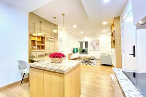 Royal-sviitti, 2 makuuhuonetta, club-loungen käyttöoikeus, kaupunkinäköala | Egyptinpuuvillaiset lakanat, ylelliset vuodevaatteet, untuvapeitot