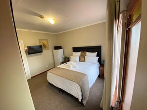 Suite | Free WiFi, bed sheets